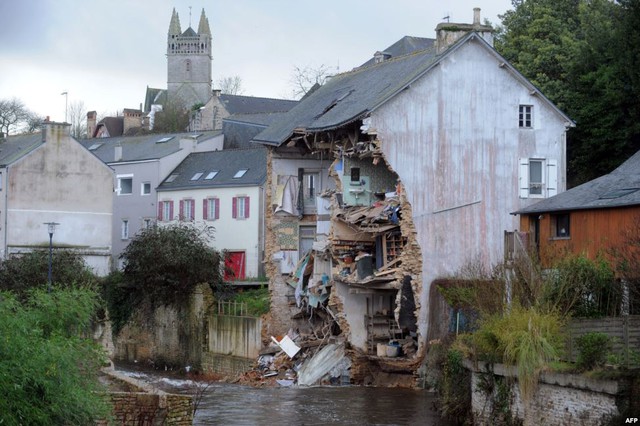 Một phần ngôi nhà bị sạt lở do nước lũ sau cơn bão Dirk ở Quimperle, Pháp.