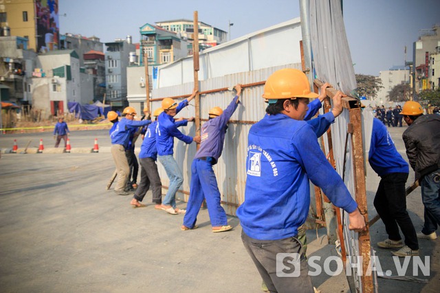 
	Các tấm tôn ngăn cách lần lượt được gỡ bỏ và di dời.