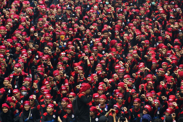 Hàng nghìn công nhân biểu tình đòi tăng lương và cải thiện điều kiện làm việc ở Jakarta, Indonesia.