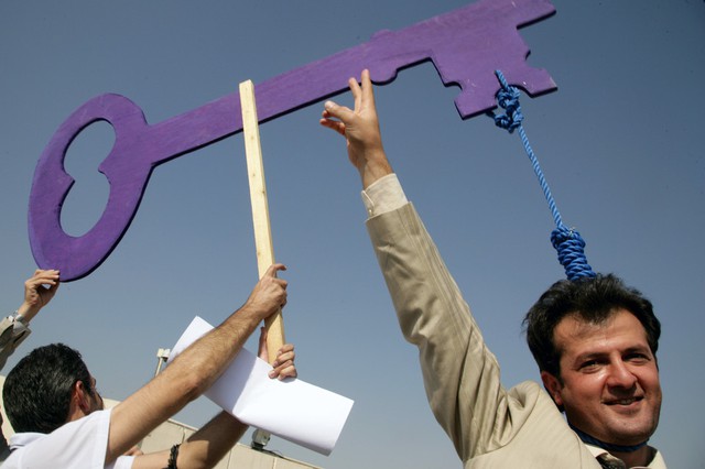 Mọi người biểu tình chống lại hình phạt treo cổ của các phiến quân người Kurd ở Arbil, Iran.