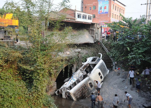 Ít nhất 16 người thiệt mạng bao gồm 11 học sinh sau một chiếc xe bus đâm vào xe tải và rơi khỏi cầu tại thành phố Đạt Châu, tỉnh Tứ Xuyên, Trung Quốc.