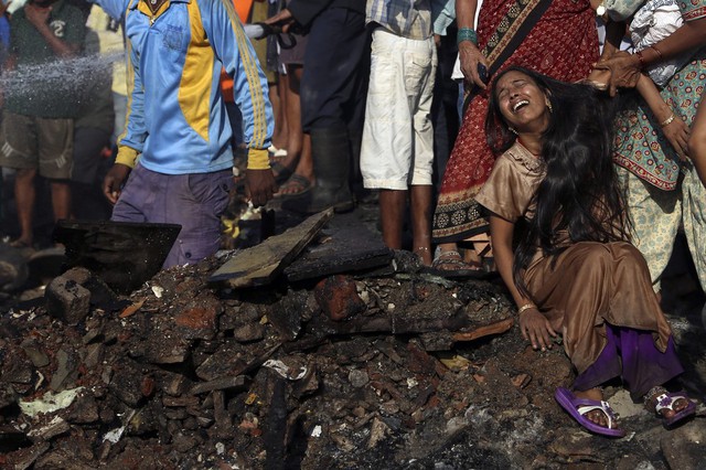 Một phụ nữ khóc thảm thiết vì con bị mất tích sau vụ hỏa hoạn ở Mumbai, Ấn Độ.