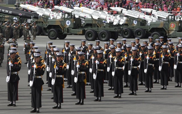 Khoảng 11.000 binh sĩ, 190 hệ thống vũ khí, thiết bị quân sự và 120 máy bay chiến đấu tham gia lễ diễu binh quân sự lớn nhân dịp kỷ niệm 65 năm Ngày Lực lượng vũ trang Hàn Quốc tại Seoul.