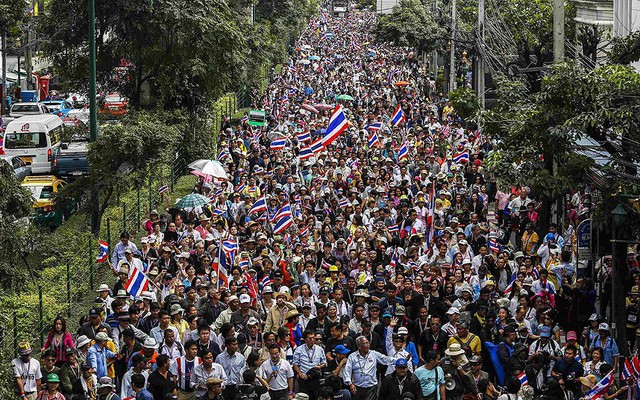 Hàng nghìn người biểu tình chống chính phủ tiếp tục diễu hành trên đường phố ở Bangkok, Thái Lan.