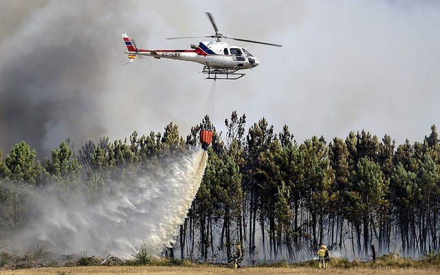 Máy bay thả nước để dập tắt cháy rừng ở Ourense, Galicia, Tây Ban Nha.
