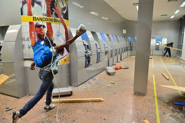 Người biểu tình đập phá máy rút tiền tự động ở Rio de Janeiro, Brazil.
