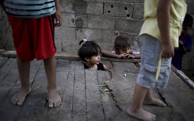 Trẻ em Palestin chơi trước nhà của chúng trong trại tị nạn Jabaliya ở phía bắc Dải Gaza.