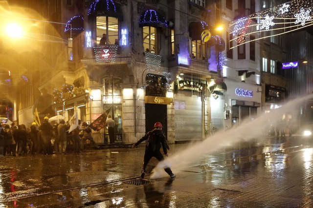 Người biểu tình đụng độ với cảnh sát chống bạo động ở Istanbul, Thổ Nhĩ Kỳ.