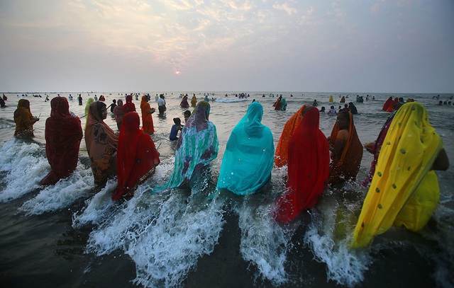 Những người theo đạo Hindu tham gia một nghi trên biển Ả-rập trong lễ hội Chhath Puha ở Mumbai, Ấn Độ.