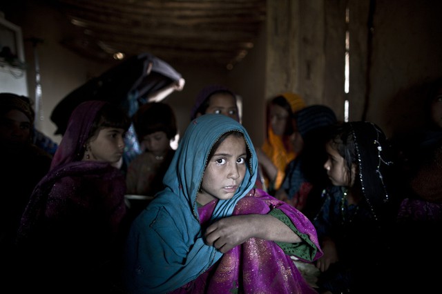 Một bé gái tị nạn người Afghanistan tham gia lớp học xóa mù chữ tại một nhà thời Hồi giáo ở ngoại ô thành phố Islamabad, Pakistan.