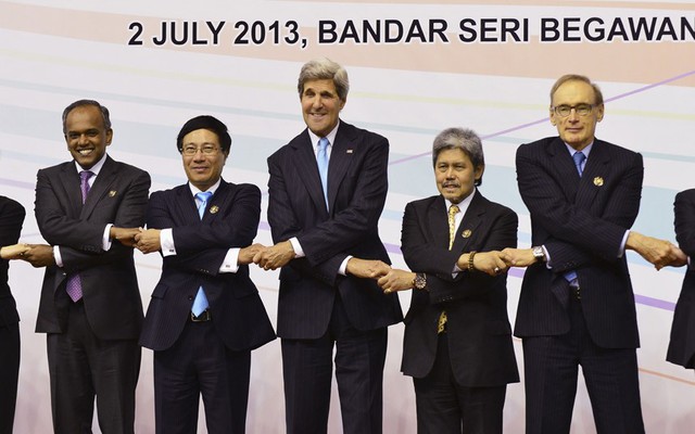 Ngoại trưởng Mỹ John Kerry (giữa) chụp ảnh cùng các các đồng nhiệm ASEAN tại Hội nghị Bộ trưởng ASEAN-Mỹ ở thủ đô Bandar Seri Begawan của Brunei.