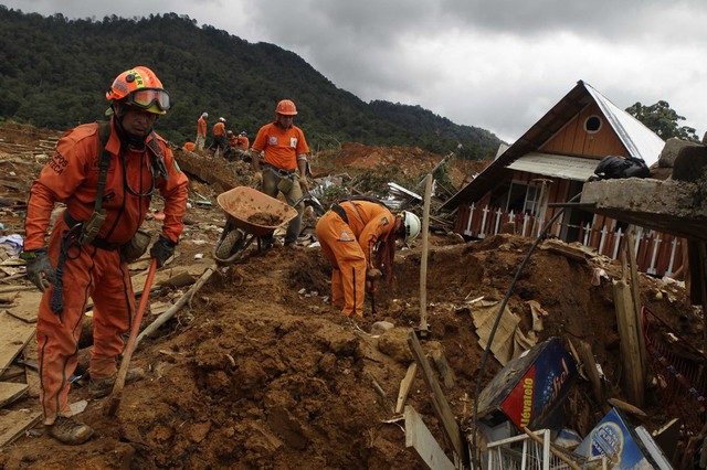 Nhân viên cứu hộ tìm kiếm nạn nhân tại hiện trường vụ lở đất ở La Pintada, Mexico, chôn vùi nhiều nhà cửa và khiến hàng chục người mất tích.