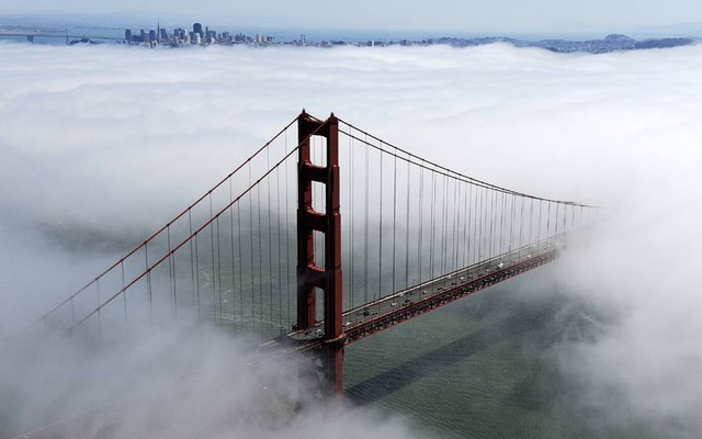 Tháp phía bắc của cầu Cổng vàng xuất hiện giữa màn sương bao phủ thành phố San Francisco, Mỹ.