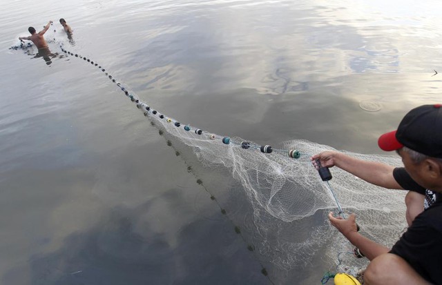  	Những người dân quăng lưới bắt cá.