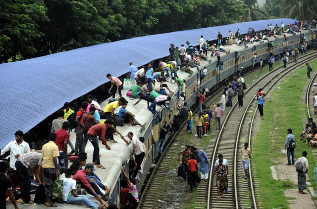 Người dân Bangladesh lên tàu tại nhà ga ở thủ đô Dhaka để về quê nhân dịp lễ hội tôn giáo sắp tới.