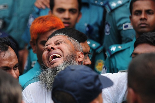 Một binh sĩ phản ứng khi bị tuyên án tử hình tại một phiên tòa Dhaka, Bangladesh.