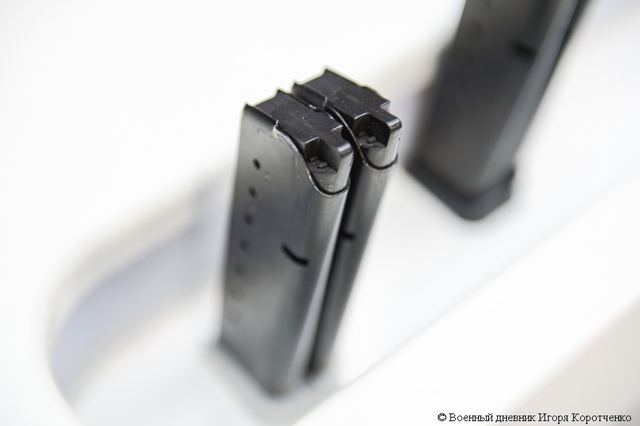 Theo thiết kế, hai nòng súng ngắn AF2011-A1 được đúc cùng một khối. Băng đạn kép cũng nằm trong một hộp