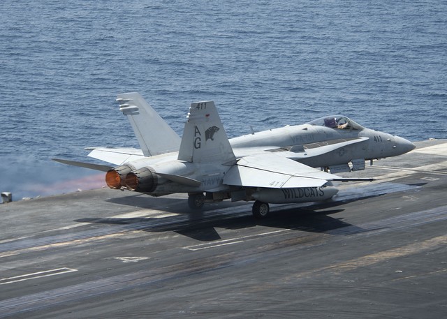 Một chiếc chiến đấu cơ F/A-18 đang rời đường bằng trên tàu sân bay USS Dwight D. Eisenhower.