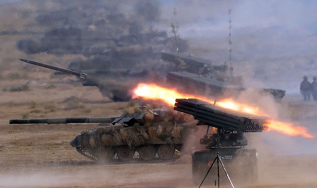 Các binh sĩ Pakistan phóng rocket vào mục tiêu trong cuộc tập trận quân sự Azm-e-Nau-4 tại Khairpure Tamay Wali.