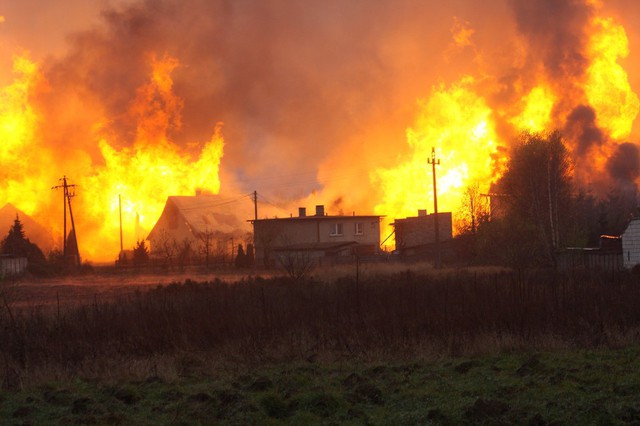 Các ngôi nhà bốc cháy dữ dội sau vụ nổ đường ống khí ga ở Jankow Przygodzki, Ba Lan, khiến ít nhất 2 người thiệt mạng.