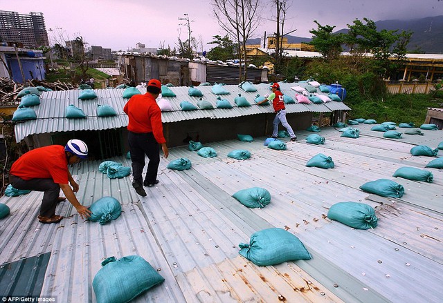 Các bao tải cát được sử dụng để bảo vệ mái tôn ở Đà Nẵng.