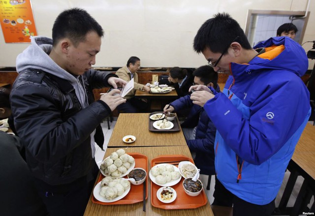 Mọi người chụp ảnh tại tiệm bánh bao mà Chủ tịch Trung Quốc Tập Cận Bình đã từng ăn ở Bắc Kinh.