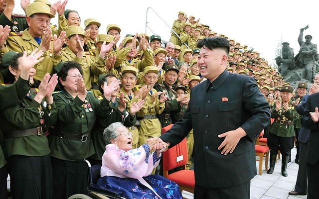 Nhà lãnh đạo Triều Tiên Kim Jong-Un gặp gỡ đoàn cựu chiến binh tại thủ đô Bình Nhưỡng, nhân dịp kỷ niệm 60 năm chiến tranh liên Triều kết thúc.