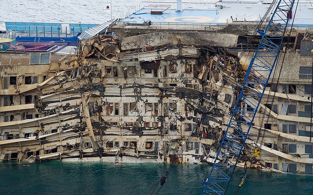 Một bên của du thuyền Costa Concordia bị hư hại nặng nề sau khi được dựng đứng trở lại ở ngoài khơi Giglio Porto, Italia.