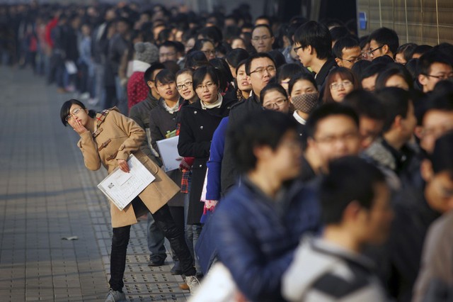 Hàng nghìn người xin việc đứng xếp hàng tại một hội chợ việc làm ở đại học Thiên Tân, Trung Quốc.