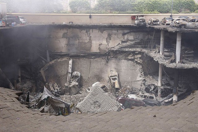 Khu vực đỗ xe của tòa nhà trung tâm thương mại Westgate ở Nairobi, Kenya, sau một loạt vụ nổ.