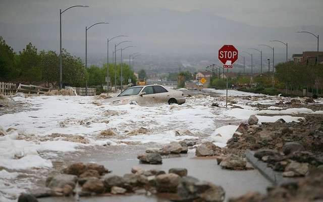 Một chiếc ô tô bị mắc kẹt trên đường phố ngập lụt ở Las Vegas, Mỹ.