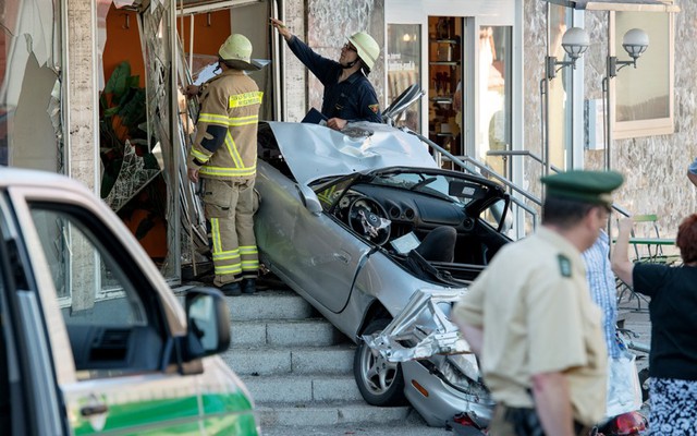 Một chiếc xe ô tô thể thao bị cảnh sát truy đuổi đã lao thẳng vào nhà hàng ở Regensburg, Đức, khiến một số người bị thương.