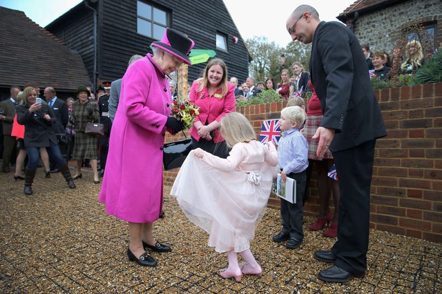 Bé gái Abigail Venter cúi chào Nữ hoàng Elizabeth trong chuyến thăm của bà tới một khu tập thể ở Lewes, Anh.