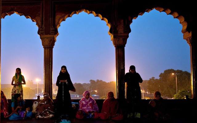 Các phụ nữ Hồi giáo cầu nguyện trong dịp tháng lễ Ramadan tại nhà thờ Jama Masjid ở New Delhi, Ấn Độ.