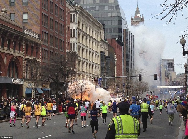 Mọi người tiếp tục chạy về đích tại quốc thi chạy Boston Marathon khi một quả bom phát nổ trên hề phố ở Boston, Massachusetts, Mỹ.