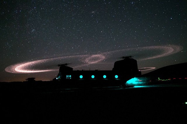 Máy bay vận tải CH-47 Chinook chở lính dù chuẩn bị cất cánh để tham gia một sứ mệnh tấn công trên không gần tỉnh Ghazni, Afghanistan.