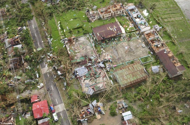 Các ngôi nhà bị tốc mái ở Iloilo.