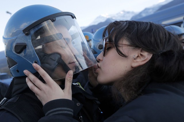 Một phụ nữ hôn cảnh sát chống bạo động trong cuộc biểu tình ở Susa, Italia.