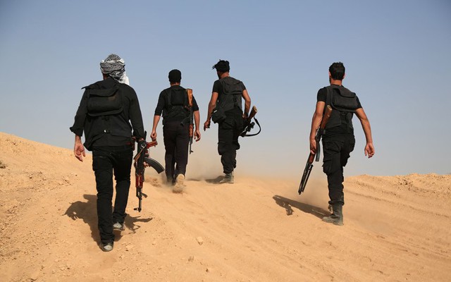 Các chiến binh của phiến quân Syria tuần tra một khu vực ở ngoại ô thành phố Raqqa trong thời gian ngừng chiến với quân đội chính phủ.