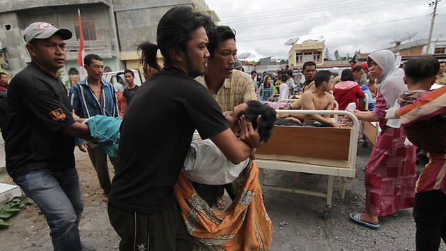 Những người sống sót sau trận động đất mạng 6,1 độ richter đang được điều trị bên ngoài  bệnh viện tại ngôi làng Lampahan ở Aceh của Indonesia.