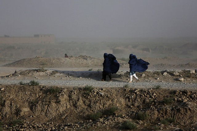 Hai phụ nữ đi trong một ngày gió lớn ở ngoại ô thủ đô Kabul, Afghanistan.
