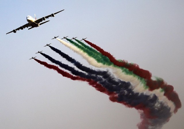 Phi đội Al Fursan của Không quân Các Tiểu vương quốc Ả-rập thống nhất biểu diễn cùng máy bay Airbus 380 của hãng hàng không Emirates tại Triển lãm hàng không quốc tế Dubai.