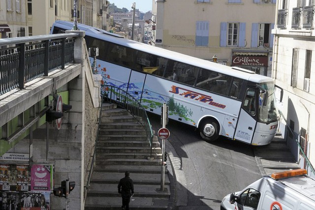 Một chiếc xe bus chở khách du lịch Italia bị mắc kẹt trên đường phố ở Noailles, Pháp.