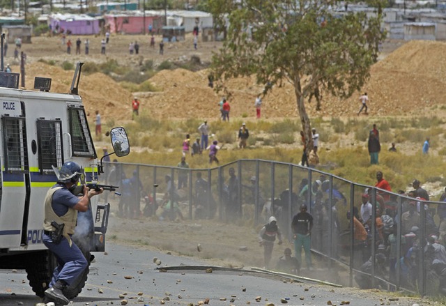 Cảnh sát bắn đạn cao su vào những nông dân biểu tình ở De Doorns, Nam Phi.
