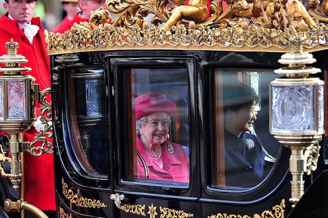 Nữ hoàng Anh và Tổng thống Hàn Quốc Park Geun-Hye ngồi trong một chiếc xe ngựa tới Cung điện Buckingham ở London.
