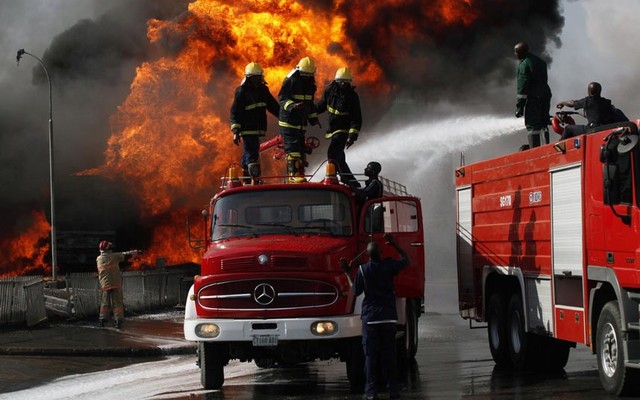 Lính cứu hóa cố gắng dập tắt hỏa hoạn bùng phát tại trạm bơm dầu Conoil  ở Abuja, Nigeria.