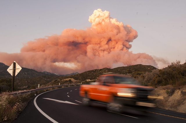 Khói từ một đám cháy trên núi gần Mountain Center, California, Mỹ.