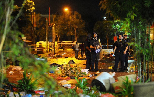 Hàng trăm người nhập cư ở khu Tiểu Ấn vừa gây ra vụ bạo loạn làm chấn động Singapore sau khi xe bus tông chết một công nhân nhập cư người Ấn Độ.
