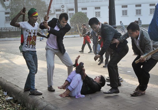 Những người ủng hộ đảng cẩm quyền ở Bangladesh đánh một người ủng hộ đảng Dân tộc đối lập ở Dhaka.