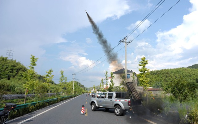 Rocket tạo mấy được phóng lên bầu trời thành phố Hàng Châu thuộc tỉnh Chiết Giang của Trung Quốc để giảm nắng nóng ở khu vực này.